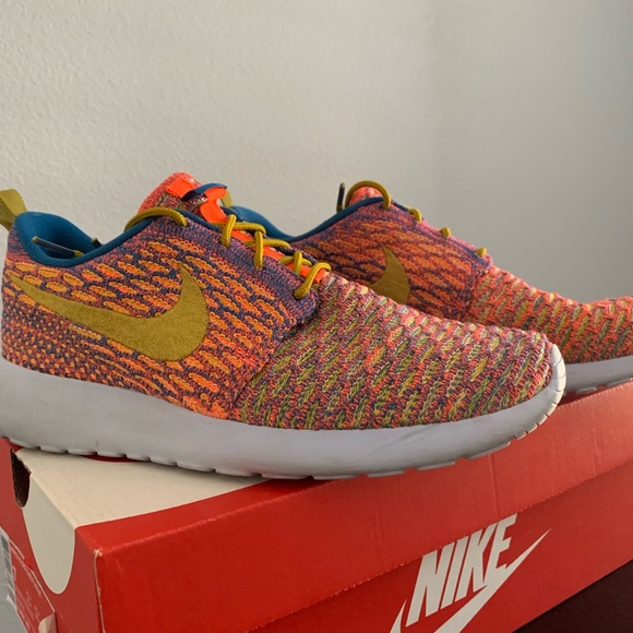 Nike Shoes - WMNS ROSHERUN FLYKNIT SZ 7